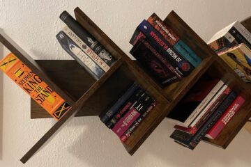 Boekenkastje van een lezer-verzamelaar