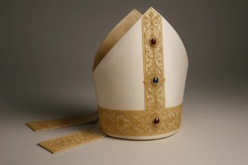 in het harnas, mijter paus